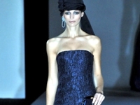 Giorgio Armani, donna in blu