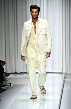 Guarda le collezioni Versace