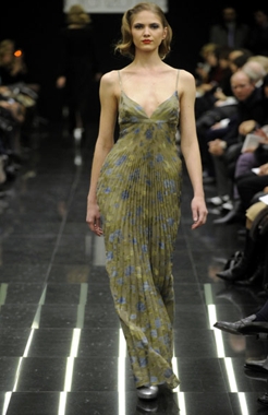lorenzo riva collezione autunno inverno 2010 2011 abito lungo plisse