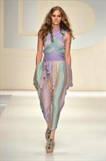 Femminilità ed eleganza nella Collezione Primavera Estate 2010 di Laura Biagiotti