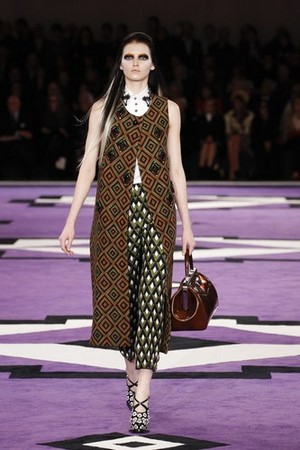 ipnotiche geometrie e dettagli preziosi con prada donna collezione autunno inverno 2012 2013 02