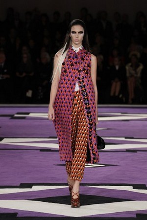 ipnotiche geometrie e dettagli preziosi con prada donna collezione autunno inverno 2012 2013 03