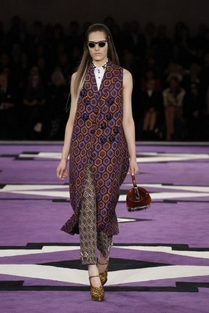 ipnotiche geometrie e dettagli preziosi con prada donna collezione autunno inverno 2012 2013 04