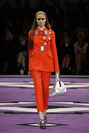 ipnotiche geometrie e dettagli preziosi con prada donna collezione autunno inverno 2012 2013 05