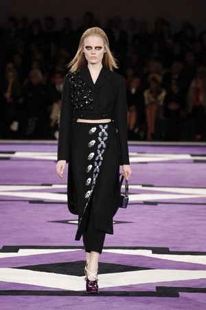 ipnotiche geometrie e dettagli preziosi con prada donna collezione autunno inverno 2012 2013 06