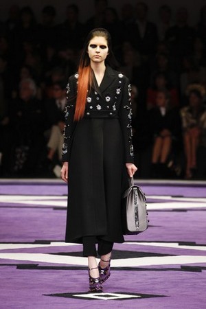 ipnotiche geometrie e dettagli preziosi con prada donna collezione autunno inverno 2012 2013 07