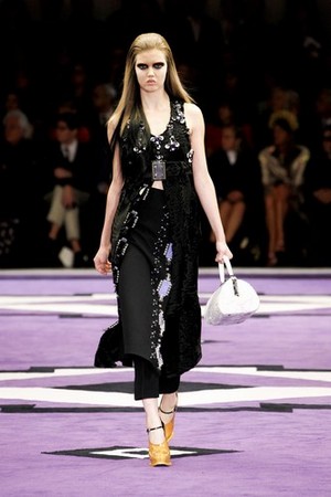 ipnotiche geometrie e dettagli preziosi con prada donna collezione autunno inverno 2012 2013 08