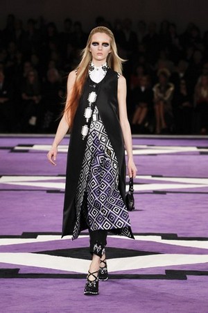 ipnotiche geometrie e dettagli preziosi con prada donna collezione autunno inverno 2012 2013 09