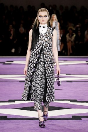 ipnotiche geometrie e dettagli preziosi con prada donna collezione autunno inverno 2012 2013 10