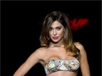 Pin-up Stars, ammiccante e sorridente