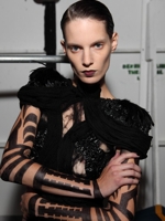 Sopracciglia schiarite e body art per Rodarte