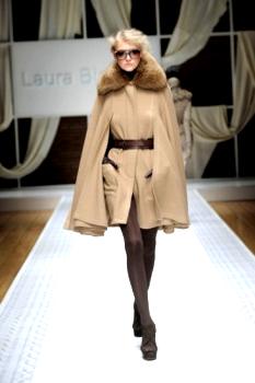 laura biagiotti collezione autunno inverno 2010 2011 cappotto beige