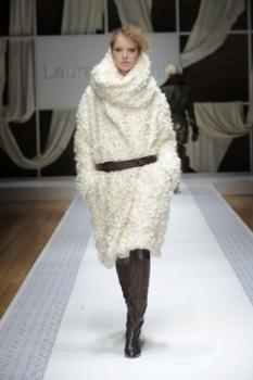 laura biagiotti collezione autunno inverno 2010 2011 cappotto bianco