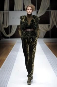 laura biagiotti collezione autunno inverno 2010 2011 completo velluto verde