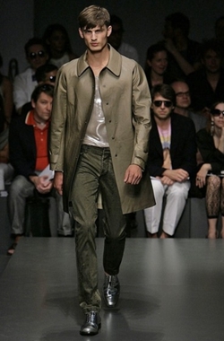 Gianfranco-Ferre-Collezione-Primavera-Estate-2010-Stile-Militare