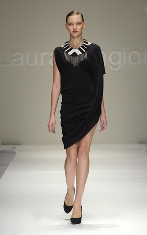 laura biagiotti abito nero primavera estate 2011