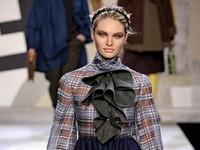 Fendi, volumi in passerella