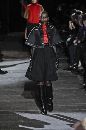 givenchy forme e tessuti per un mix unico donna collezione autunno inverno 2012 2013 05