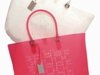 Coccinelle, Estate pop? Allora scegli la borsa in gomma