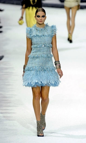 chanel abito piume primavera estate 2011