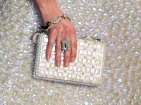 Pochette tra Lusso e Tappezzeria