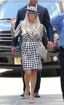 lady gaga scarpe ferragamo