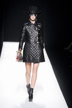un look incredibilmente chic e fantasioso con moschino donna autunno inverno 2012 2013 01