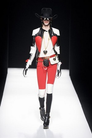 un look incredibilmente chic e fantasioso con moschino donna autunno inverno 2012 2013 02