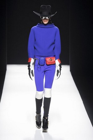 un look incredibilmente chic e fantasioso con moschino donna autunno inverno 2012 2013 04