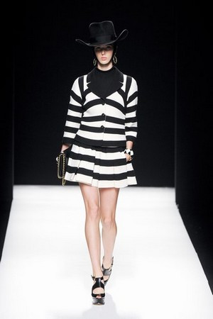 un look incredibilmente chic e fantasioso con moschino donna autunno inverno 2012 2013 07