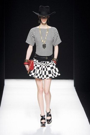un look incredibilmente chic e fantasioso con moschino donna autunno inverno 2012 2013 08