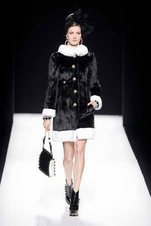 un look incredibilmente chic e fantasioso con moschino donna autunno inverno 2012 2013 09