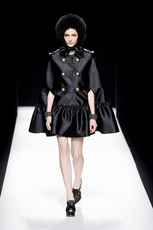 un look incredibilmente chic e fantasioso con moschino donna autunno inverno 2012 2013 10