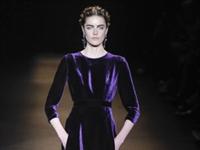 Alberta Ferretti, tessuti pesanti e trasparenze