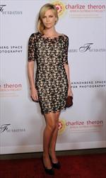 Charlize Theron indossa Christian Dior ad un evento di beneficenza