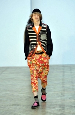 Scopri il mondo di Comme des garcons