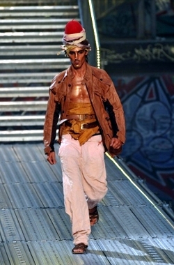 Guarda le Collezioni di John Galliano