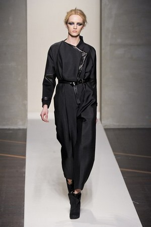forme avvolgenti ed eleganti asimmetrie per gianfranco ferre donna collezione autunno inverno 2012 2013 01