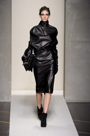 forme avvolgenti ed eleganti asimmetrie per gianfranco ferre donna collezione autunno inverno 2012 2013 02