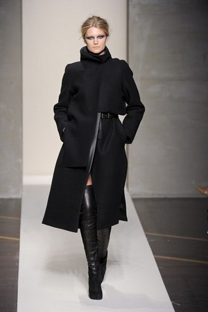 forme avvolgenti ed eleganti asimmetrie per gianfranco ferre donna collezione autunno inverno 2012 2013 03