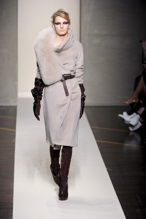 forme avvolgenti ed eleganti asimmetrie per gianfranco ferre donna collezione autunno inverno 2012 2013 05