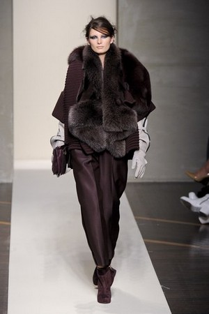 forme avvolgenti ed eleganti asimmetrie per gianfranco ferre donna collezione autunno inverno 2012 2013 06