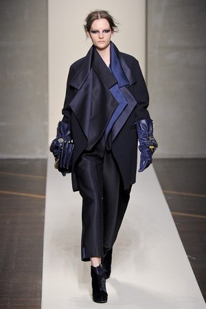 forme avvolgenti ed eleganti asimmetrie per gianfranco ferre donna collezione autunno inverno 2012 2013 07
