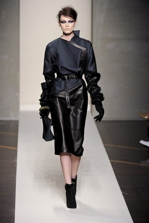 forme avvolgenti ed eleganti asimmetrie per gianfranco ferre donna collezione autunno inverno 2012 2013 08