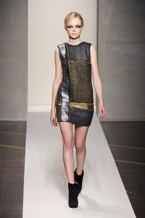 forme avvolgenti ed eleganti asimmetrie per gianfranco ferre donna collezione autunno inverno 2012 2013 09