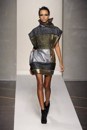 forme avvolgenti ed eleganti asimmetrie per gianfranco ferre donna collezione autunno inverno 2012 2013 10