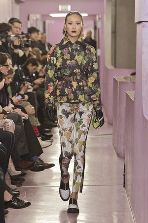 forme avvolgenti e fantasie elaborate per kenzo donna collezione autunno inverno 2012 2013 04