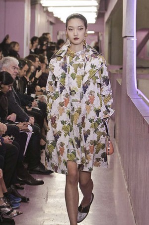 forme avvolgenti e fantasie elaborate per kenzo donna collezione autunno inverno 2012 2013 05