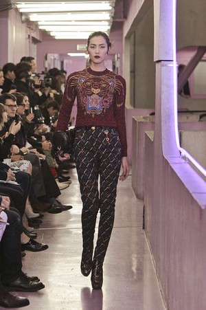 forme avvolgenti e fantasie elaborate per kenzo donna collezione autunno inverno 2012 2013 06