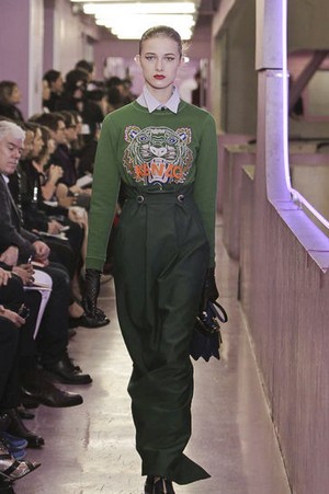 forme avvolgenti e fantasie elaborate per kenzo donna collezione autunno inverno 2012 2013 10